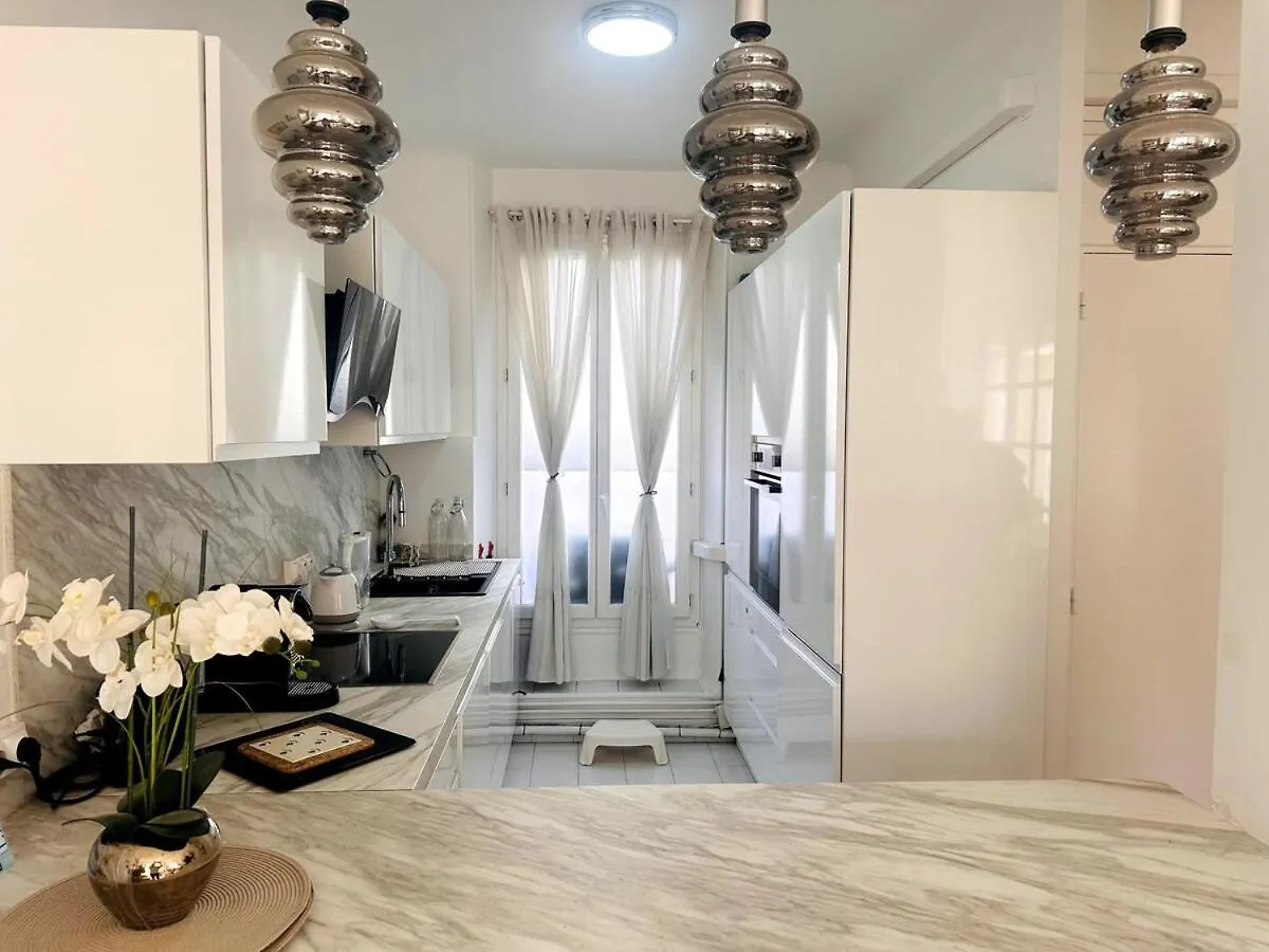 One Bedroom Apartment In Cannes Center A Few Steps From The Croisette And The Martinez Hotel - 2032